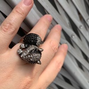 Animal hug  vintage ring